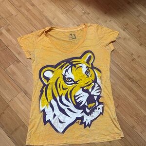 LSU Tigers V-neck women’s shirt in size XL
